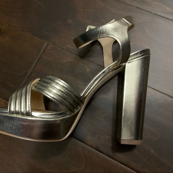 Badgley Mischka sandals size 9.5 - new , and never worn - Picture 4 of 5